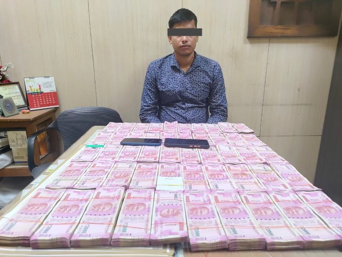 Kolkata Police STF has arrested a 27-year-old man with Rs 1 crore in unaccounted cash from Park Street area in the city yesterday. During interrogation, he had no reasonable explanation for the cash he was carrying. IT department was informed & a case was registered: STF