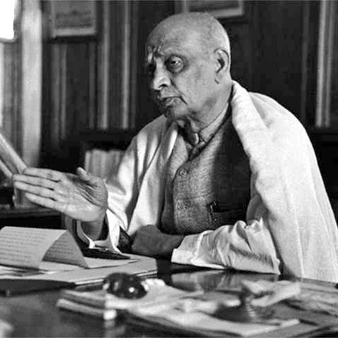 Vice President  @MVenkaiahNaidu  pays tribute to the 'Iron Man of India' #SardarVallabhbhaiPatel on his Punya Tithi today. 