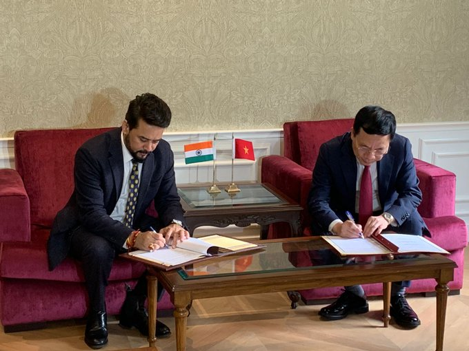 India & Vietnam signed a Letter of Intent for collaboration in Digital Media. Minister of Information & Communication of Vietnam Nguyen Manh Hung headed the Vietnamese delegation & Union minister for I&B  @ianuragthakur  represented India.