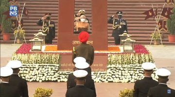 Prime Minister  @narendramodi  lays a wreath at the National War Memorial on the occasion of the 50th #SwarnimVijayDiwas.