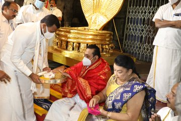 Sri Lanka PM Mahinda Rajapaksa offered prayers at Tirumala Venkateswara Temple in Andhra Pradesh, this morning.