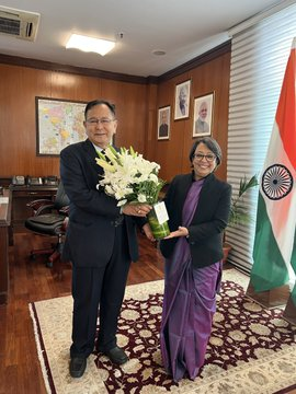 Minister of State for External Affairs and Education  @RanjanRajkuma11  met Secretary, Ministry of External Affairs  @rivagdas . The Minister lauded the contribution of the Secretary, especially in shaping the Foreign Policy of India.