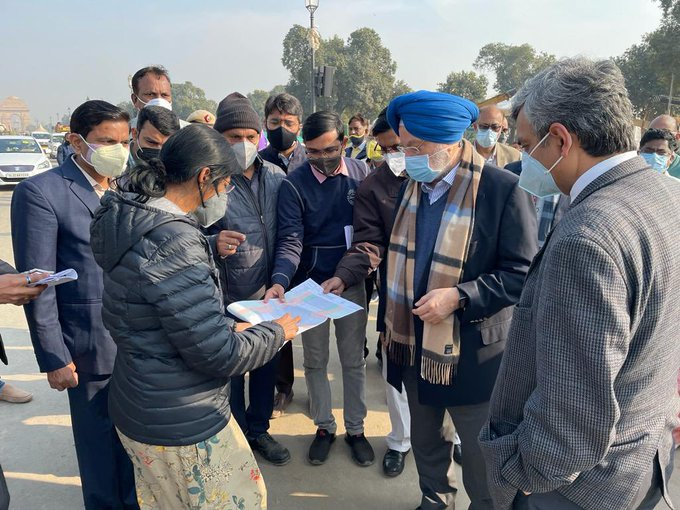 Union Minister  @HardeepSPuri  visited the Central Vista Avenue to review the status & pace of ongoing construction work.