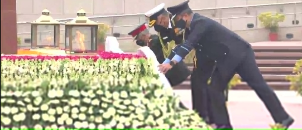 Chief of Armed Forces - General Manoj Mukund Naravane (Army), Air Chief Marshal VR Chaudhari (Air Force), and Admiral R Hari Kumar (Navy) lay wreath at the National War Memorial on the occasion of 74th Army Day.