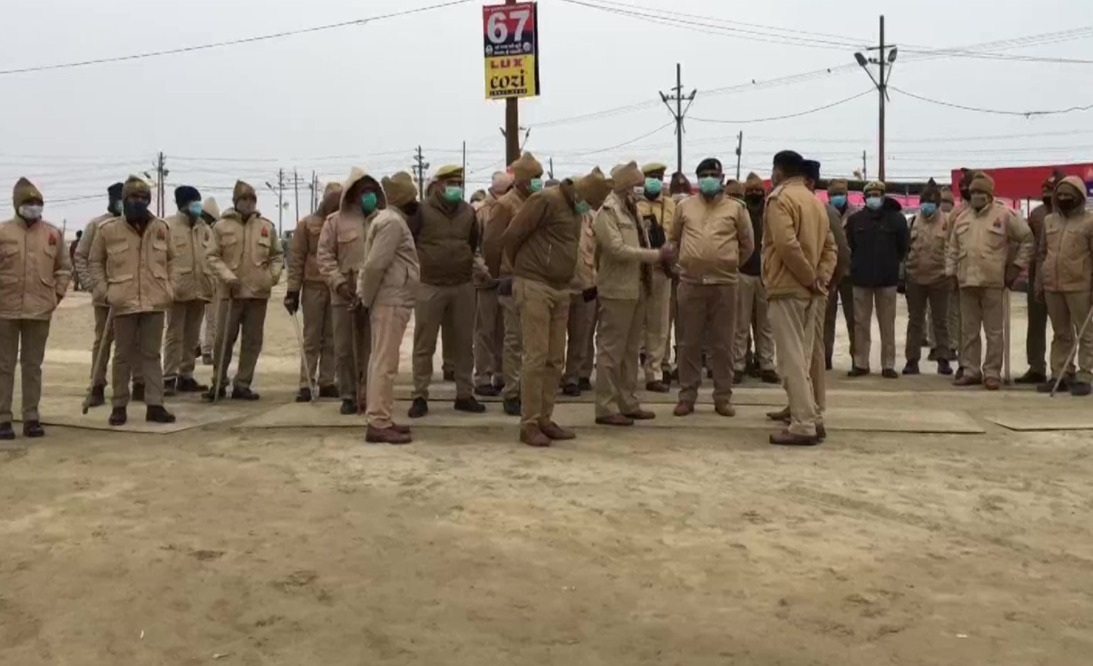 UP: Devotees take a holy dip in Triveni Sangam, Prayagraj, as Magh Mela begins today on the occasion of Paush Purnima  Surveillance is underway with CCTVs & drone cameras. Fines are being taken from people not following COVID guidelines: Rajeev N Mishra, SSP Magh Mela