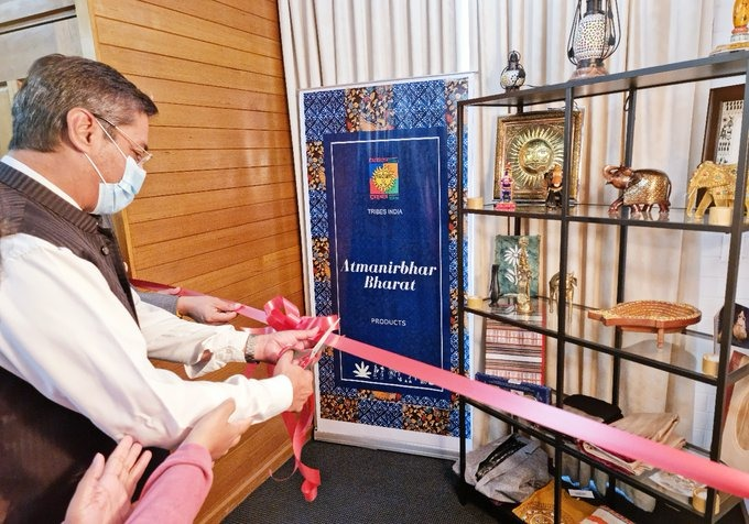 Indian High Commissioner to Australia, Manpreet Vohra inaugurated the Atmanirbhar Bharat corner at  @HCICanberra  premises.   The corner displays handicrafts designed and crafted by Indian tribal communities.