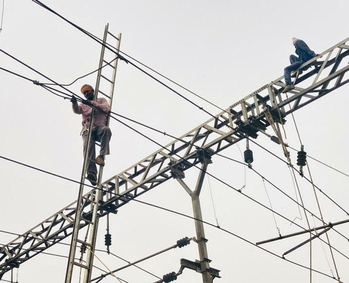 Upgrading Infrastructure:  Indian Railways in its efforts to upgrade infrastructure for a faster and smoother movement of trains. Over Head Wiring (OHW) works are in progress at the 5th and 6th Lines of the #ThaneDiva line of Central Railway.