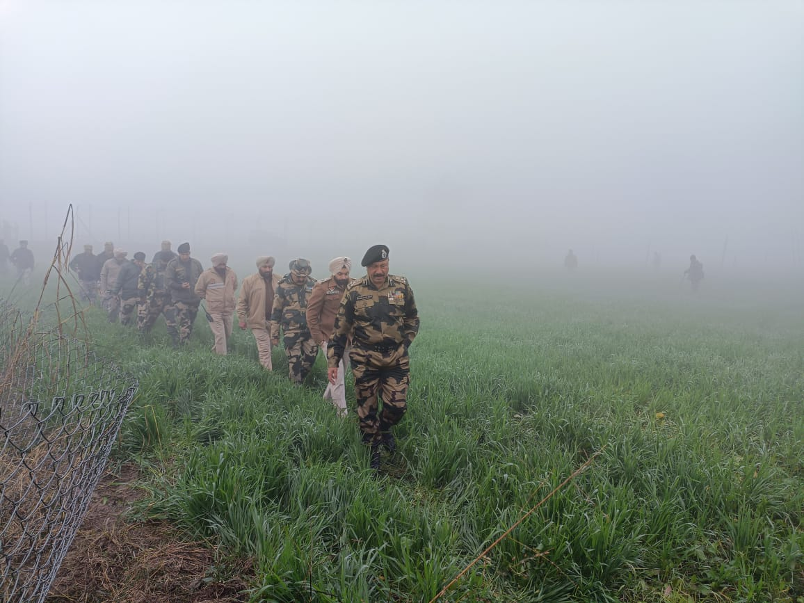 Punjab | BSF in an encounter seized 47 yellow packets suspected to be heroin, along with arms and ammunition including 4 magazines of AK 47 from Chandu Wadala post in Gurdaspur earlier today. One jawan also got injured in the firing and is stable now:  @BSF_India