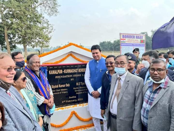 Chief Minister of Tripura  @BjpBiplab  laid the foundation stone of Kamalpur (India)-Kurmaghat (Bangladesh) border haat that can accommodate 100 vendors on each side.