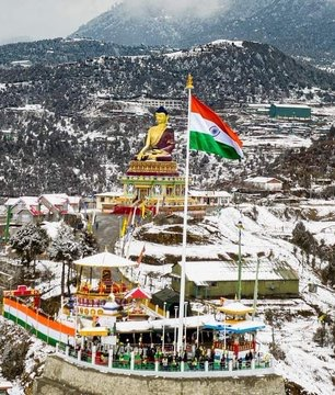 Union Law Minister  @KirenRijiju  shares pictures of 104 feet tall National Flag at the altitude of 10,000 feet in Tawang, Arunachal Pradesh.