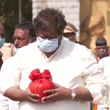 Maharashtra: Legendary singer #LataMangeshkar's nephew, Adinath Mangeshkar collects her ashes from Shivaji Park in Mumbai, where she was cremated with full state honours yesterday.