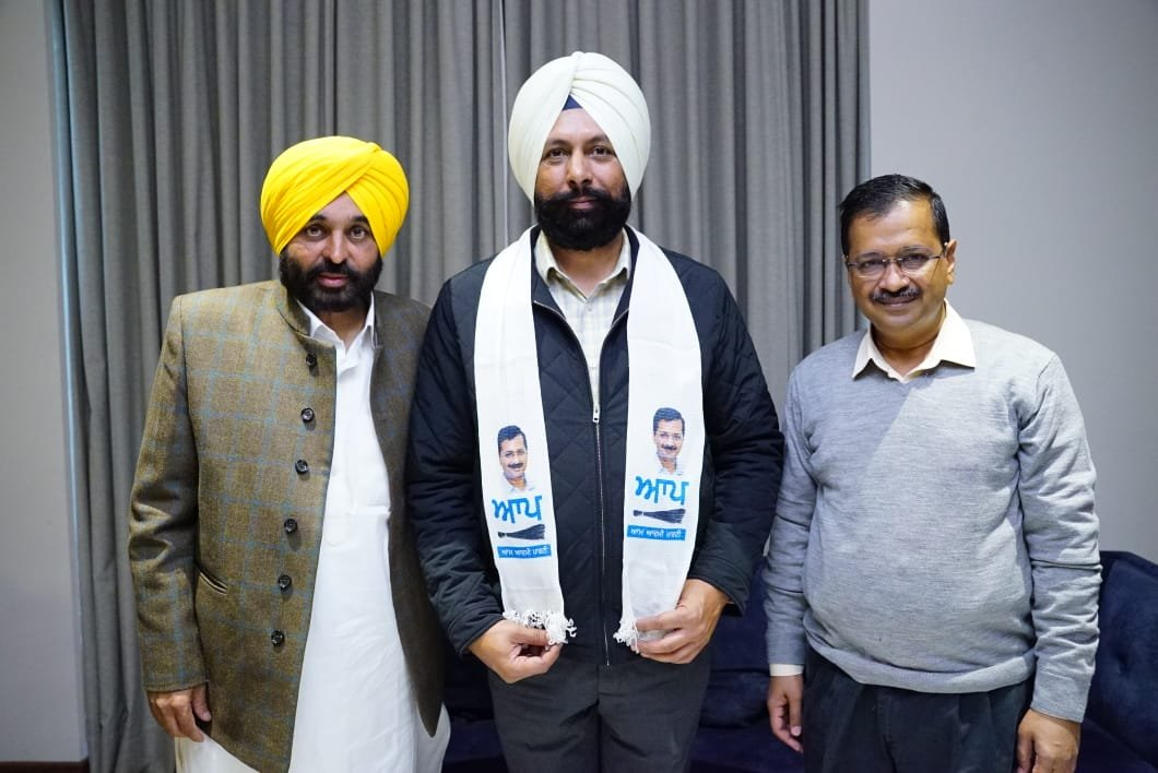 Punjab: Amritsar Mayor Karamjit Singh Rintu joins Aam Aadmi Party (AAP) in presence of party convener Arvind Kejriwal