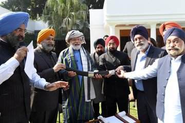 Prime Minister  @narendramodi  met an Afghan Sikh-Hindu delegation at his residence today.