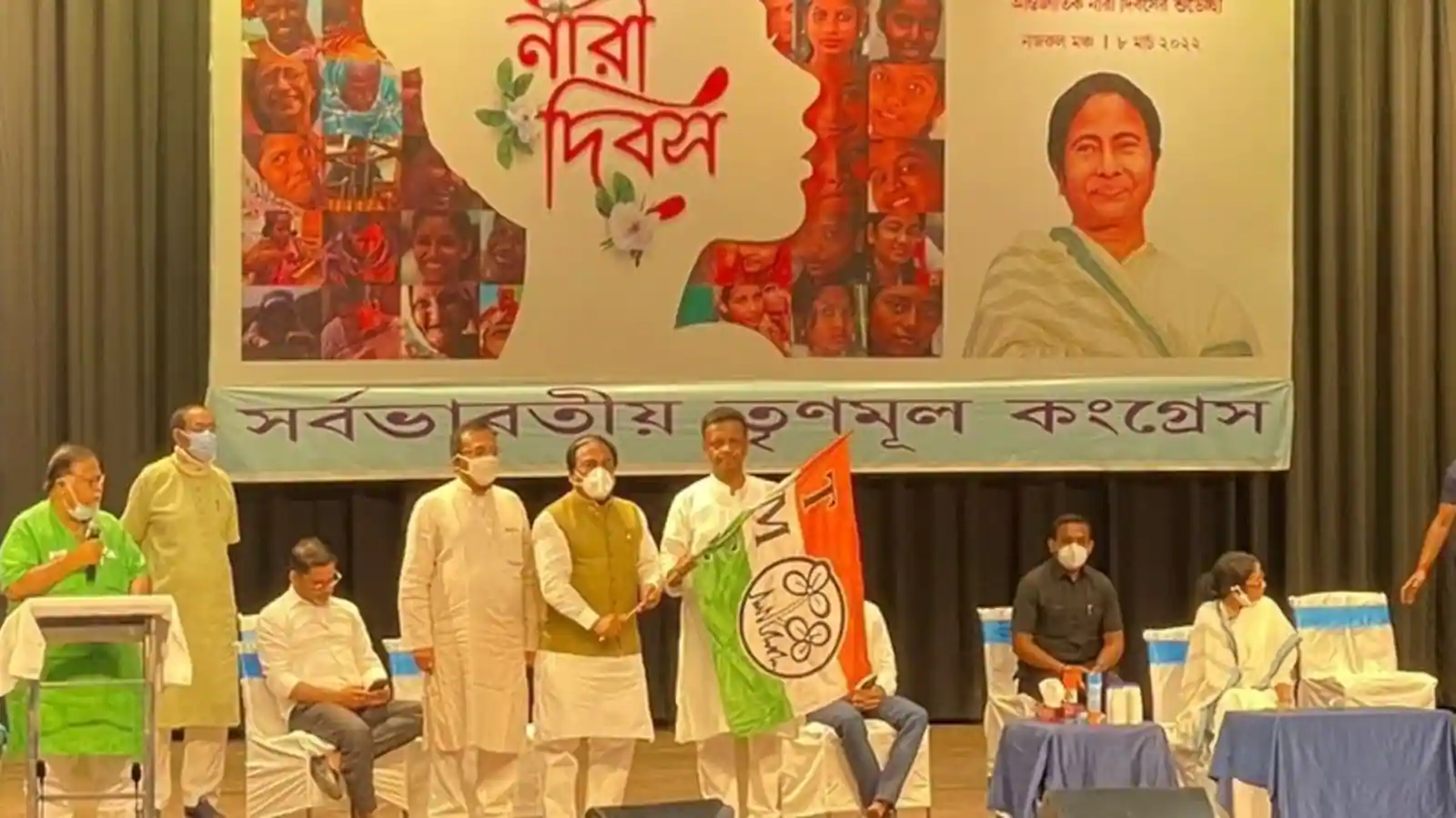 West Bengal | Suspended BJP leader Jay Prakash Majumdar joins Trinamool Congress, in the presence of CM Mamata Banerjee, in Kolkata