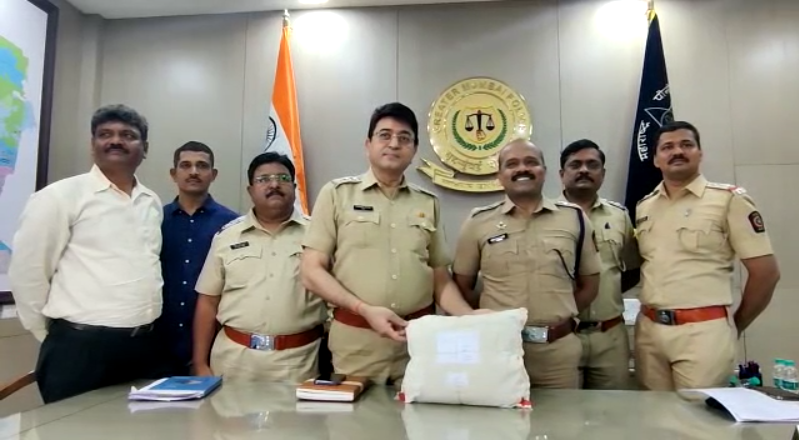 Mumbai | Dindoshi Police arrested two people from Santosh Nagar area and seized more than 3 kilograms of cannabis, valued at Rs 1.30 Crores. Police say that the two had come with the cannabis from Bihar to sell it in retail here. An investigation is underway.