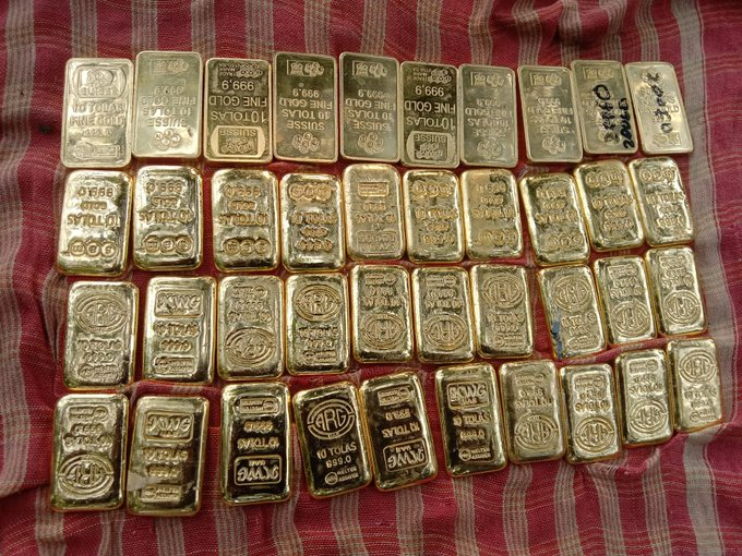 West Bengal | BSF troops recovered 40 Gold biscuits from the bank of Ichamati River at the India-Bangladesh border in North 24 Parganas district: South Bengal Frontier, Border Security Force