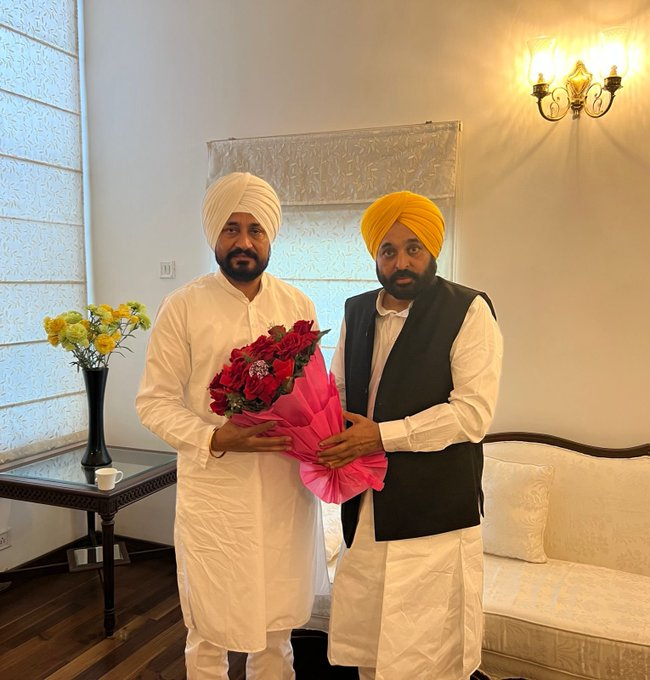 Punjab's former CM Charanjit Singh Channi met and congratulated the state's new CM Bhagwant Mann in Chandigarh earlier today.