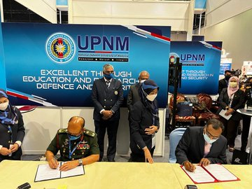 National Defence University of Malaysia  @OfficialUPNM  & Hindustan Aeronautics Limited  @HALHQBLR  signed an MOU for Collaboration and Training of Faculty in Aero space & Defence at the DSANATSEC 2022 today.