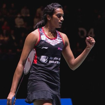 Korea Open:  @Pvsindhu1  loses to second seed An Seyoung of South Korea 14-21 17-21 in the women's singles semi-final match.