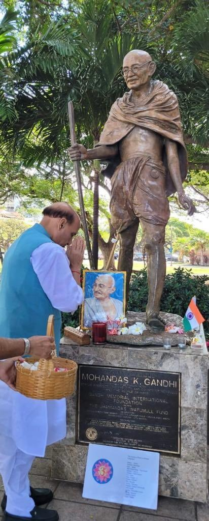 Defence Minister  @rajnathsingh  also paid tributes to Mahatma Gandhi at his statue in Honolulu, Hawaii