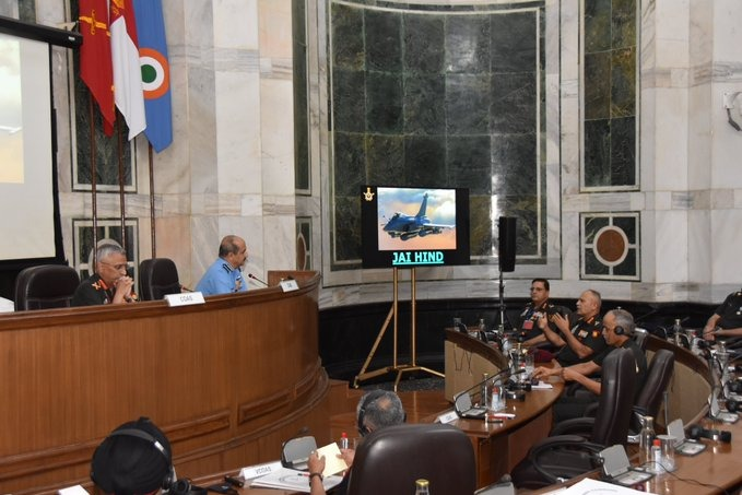 Chief of Air Staff Air Chief Marshal VR Chaudhari today addressed the Army Commanders' Conference at New Delhi. He spoke on contemporary military issues including 'Network-Centric Warfare' and 'Integrated Application of Combat Power':  @IAF_MCC