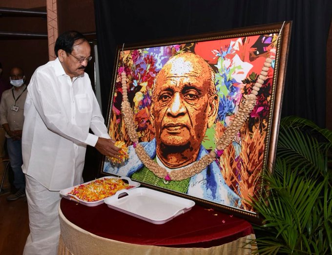 The Vice President,  @MVenkaiahNaidu  paying floral tributes to Sardar Vallabhbhai Patel at Dr. Marri Chenna Reddy Human Resource Development Institute, Hyderabad on the occasion of Civil Services Day today.