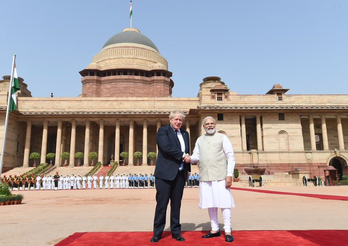 PM  @narendramodi  extends a warm welcome to PM  @BorisJohnson  of UK at the forecourt of Rashtrapati Bhavan, today morning.