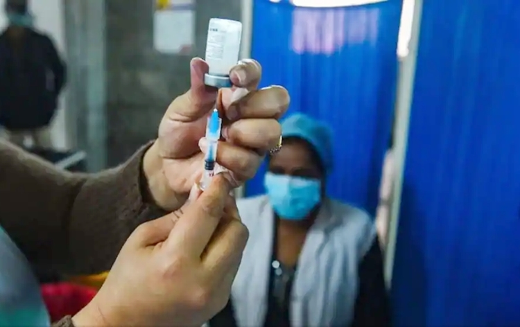 Delhi government has said that Precaution dose for Covid-19 will be available free to all eligible beneficiaries aged between 18 and 59 years in all government vaccination centres. All those who are more than 18 years of age and have completed nine months after the administration of second dose will be eligible for the precaution Dose. In a statement, the government said the provision of paid precaution doses in private covid 19 vaccination centre will also continue. It said, necessary changes in Co-Win have been made for Delhi where both online and walk-in appointments will be available. Recently Union Health Ministry had launched administration of Precaution Dose to 18-PLUS population through Private Vaccination Centres.  A total of nine hundred sixty-five new cases of Coronavirus infection were reported in the national capital yesterday. During the last 24 hours, six hundred thirty-five people recovered and one death was reported in the city. Presently, the total number of active cases in the national capital is two thousand nine hundred and seventy.