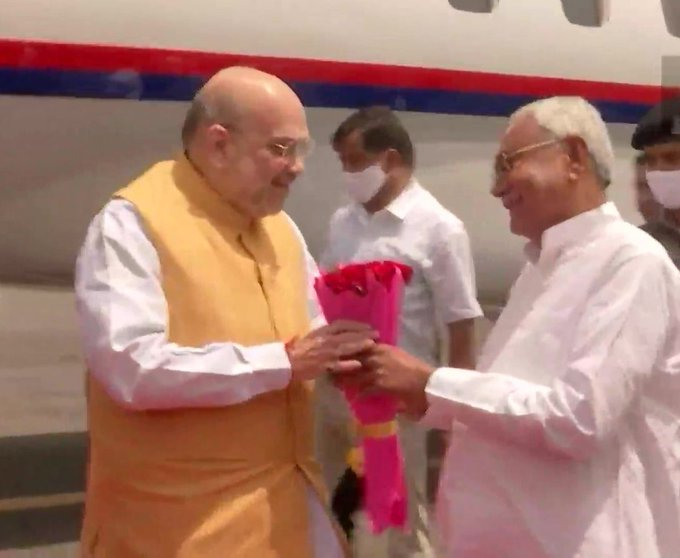 Union Home Minister  @AmitShah  arrives at Patna airport on a one-day visit to Bihar. He was received by Chief Minister Nitish Kumar at the airport.