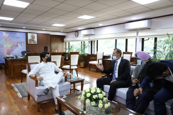 Union Civil Aviation Minister  @JM_Scindia  met with former PM & current Australian PM's special representative  @HonTonyAbbott . They had a discussion on issues of trade & strategic importance to further strengthen bilateral relations, following the success of India-Australia ECTA.