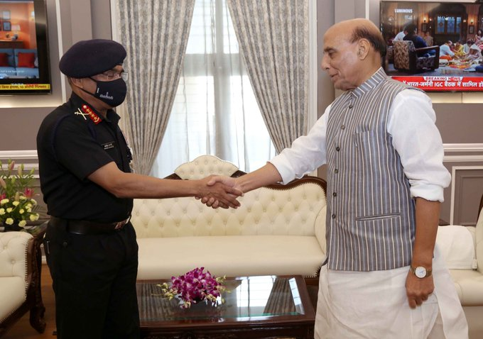 The Chief of Army Staff (CoAS), General Manoj Pande called on Defence Minister  @rajnathsingh  after assuming charge as Army Chief.