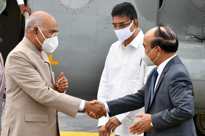 Governor of Mizoram,  @DrHariBabuK  and Chief Minister,  @ZoramthangaCM  received President Ram Nath Kovind on his arrival at Aizawl.