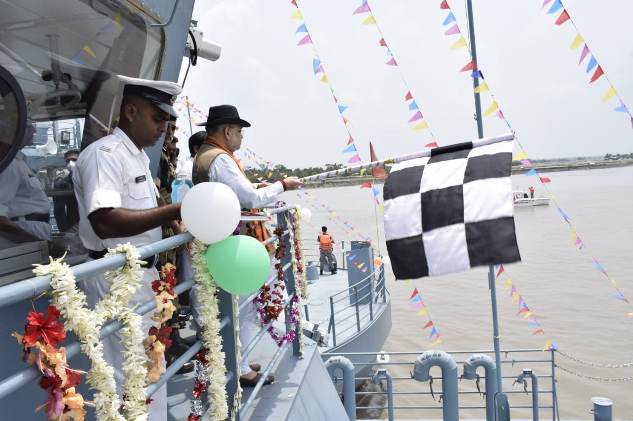 Union Home Minister  @AmitShah  visited BOP Hingalganj  @BSF_SOUTHBENGAL  and inaugurated 6 modern Floating BOPs & Boat Ambulance equipped with state-of-the-art facilities. These floating BOPs will enhance the surveillance in inaccessible areas of Sunderbans.