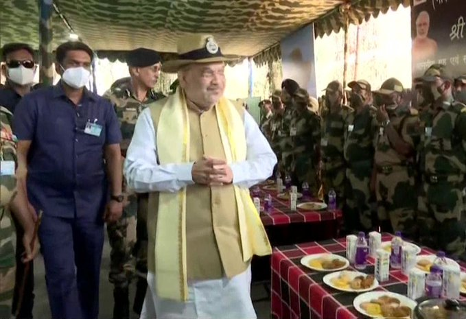 Union Home Minister  @AmitShah  visits Border Out Post (BOP) Jikabari in Cooch Behar district, West Bengal, and interacts with  @BSF_India  personnel.