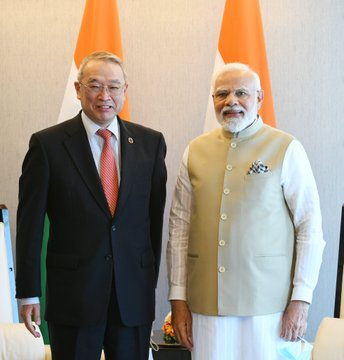 Prime Minister  @narendramodi  met Chairman  @NEC_corp  Dr. Nobuhiro Endo in Tokyo.  PM appreciated NEC’s role in India’s telecommunication sector & discussed opportunities in new & emerging technologies in India.