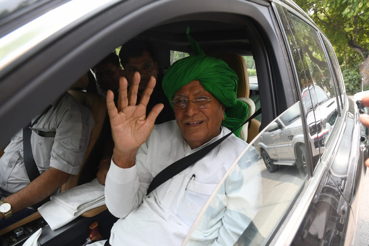 Delhi: Om Prakash Chautala arrives at Rouse Avenue District Court. The court will pronounce the sentence order in the disproportionate assets case in which he is convicted.