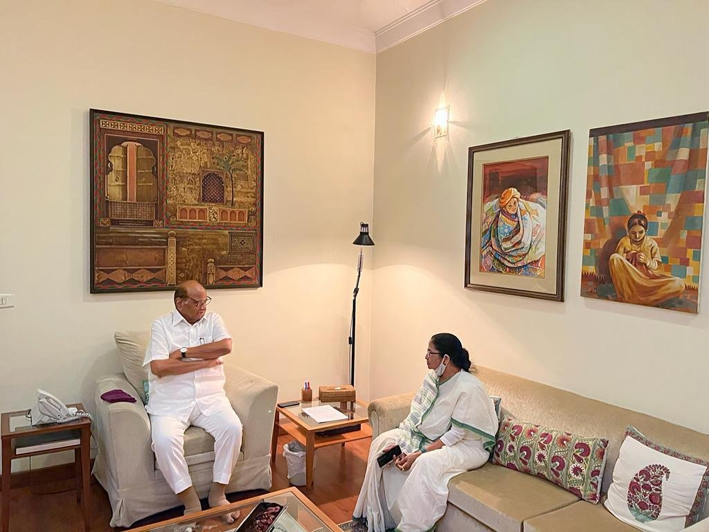 TMC chief & West Bengal CM Mamata Banerjee met NCP chief Sharad Pawar at his residence in Delhi.