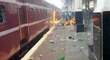 Telangana: Secunderabad railway station vandalised and a train set ablaze by agitators who are protesting against #AgnipathRecruitmentScheme.