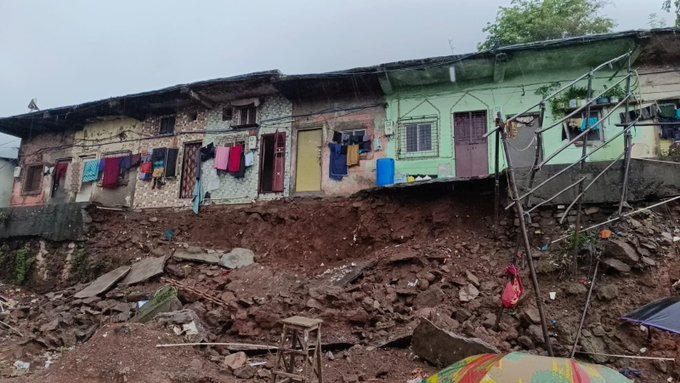 A 16-feet long security wall in the Mumbra area collapsed on 4th July, owing to the incessant rainfall in Thane. Seventeen families from the Anil Bhagat Chawl have been temporarily shifted to the Thane Municipal Corporation school.