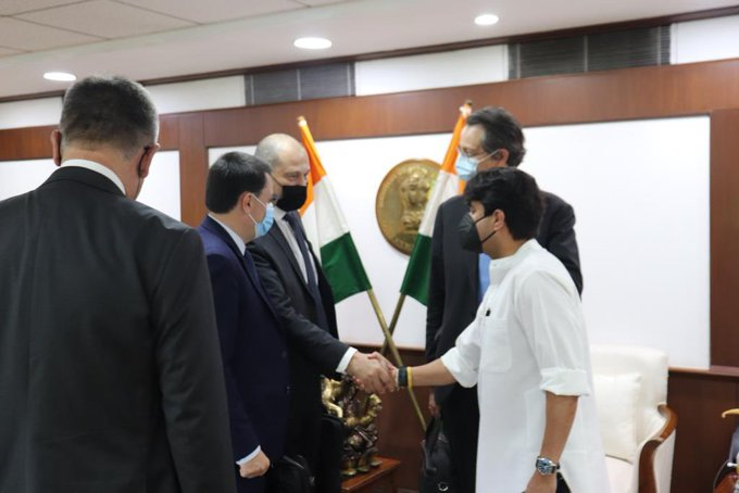 Union Minister  @JM_Scindia  met Olivier Andries, CEO,  @SAFRAN  & Alexandre Ziegler, Jean Paul Alary & Pierre Dickeli to discuss the company’s upcoming $150 mn investment in the Indian MRO (Maintenance, Repair, Overhaul and Logistics) sector.