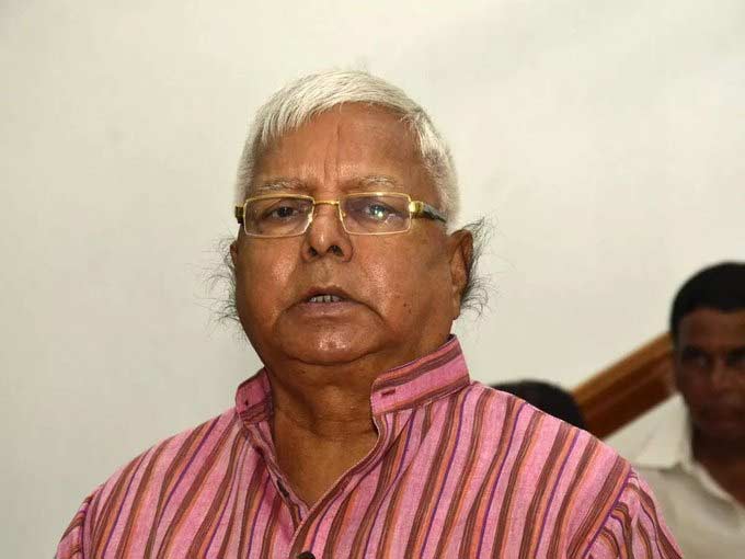 Politician Lalu Prasad Yadav leaves for Delhi by air ambulance for treatment at AIIMS. Four doctors are also present along with Misa Bharti and Tej Pratap Yadav.