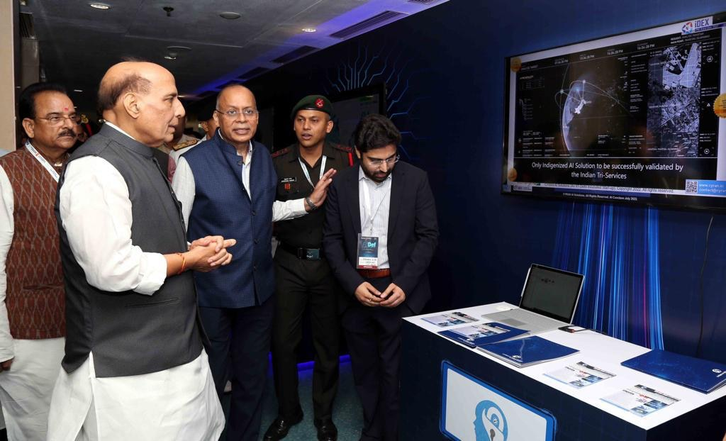 Defence Minister  @rajnathsingh  launched 75 Artificial Intelligence products/technologies during first-ever ‘AI in Defence’ symposium & exhibition in New Delhi. Terms AI as a revolutionary step in the development of humanity.