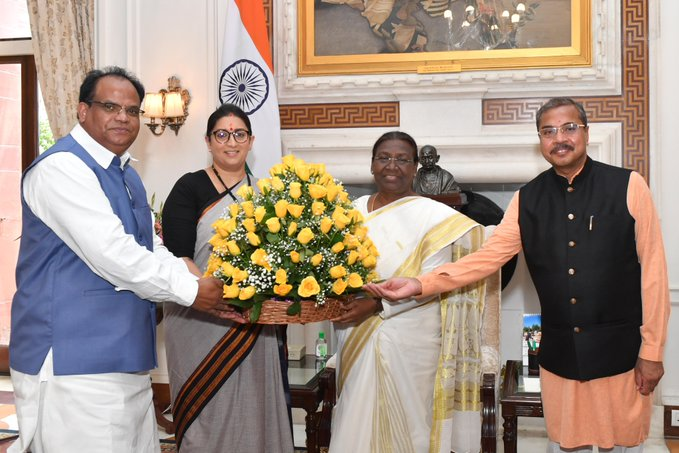 Union Minister  @smritiirani  along with MoS  @DrMunjparaBJP  & MoS  @johnbarlabjp  called on President Droupadi Murmu at Rashtrapati Bhavan.