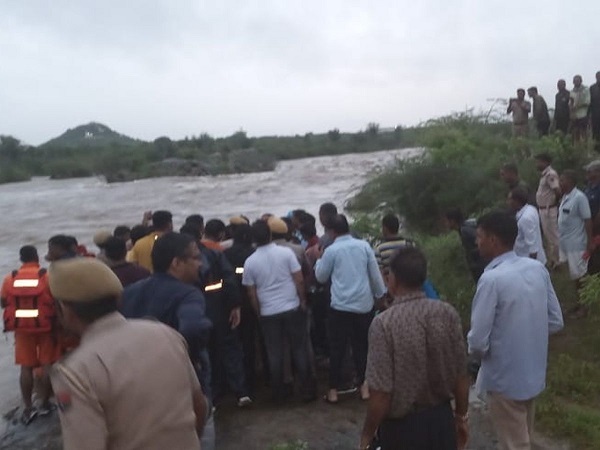 चमोली: रातभर नदी किनारे फंसा रहा व्यक्ति, पुलिस और एसडीआरएफ ने सुरक्षित निकाला–