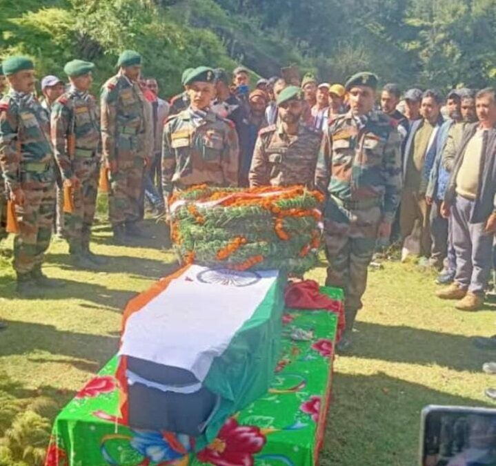 पंचतत्व में विलीन हुए सैनिक खिलाप सिंह, सैन्य सम्मान के साथ हुआ अंतिम संस्कार–