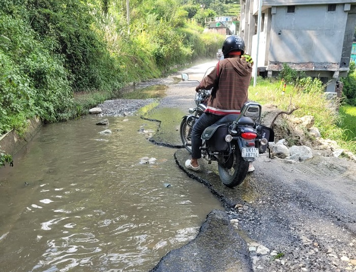 चमोली: गोपेश्वर-मंडल-ऊखीमठ हाईवे पर देवलधार ग्वाड़ में बना तालाब, हाईवे का पता ही नहीं–