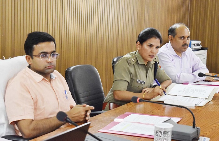 निर्देश: जिलाधिकारी हिमांशु खुराना ने अधिकारियों को सुनाई खरी-खरी–
