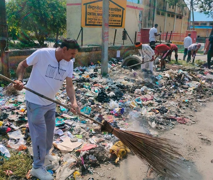 स्वच्छता अभियान: केंद्रीय भंडारण निगम रामपुर के अधिकारी व कर्मचारियों ने की सफाई, स्वच्छता की शपथ ली–