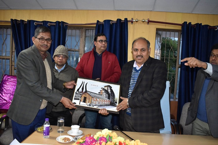 विदाई: मुख्य विकास अधिकारी डॉ ललित नारायण मिश्र को दी विदाई–