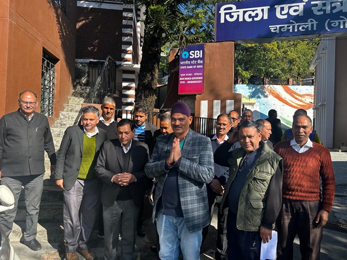 चमोली: पूर्व मंत्री व विधायक राजेंद्र भंडारी ने चमोली बार संघ के पदाधिकारियों को दिलाई शपथ–